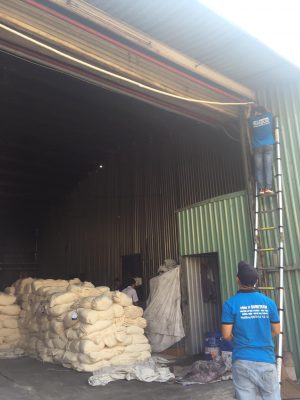 Thợ lắp đặt camera tại buôn ma thuộc